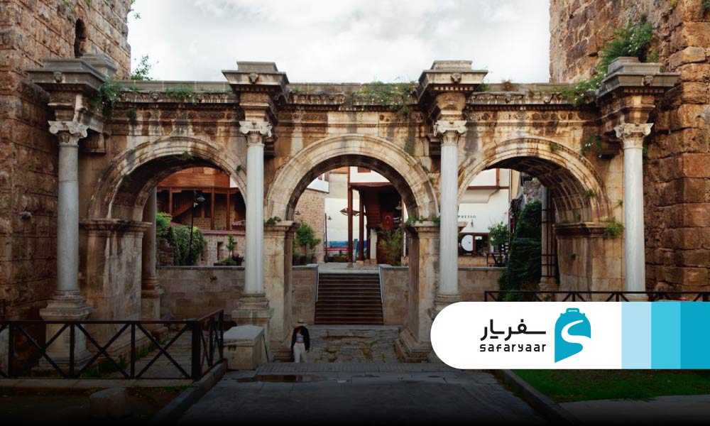 معماری دروازه هادریان