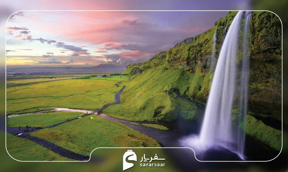 آبشار Seljalandsfoss در ایسلند