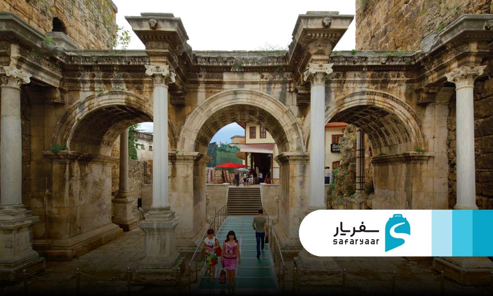 نگاهی به تاریخچه دروازه هادریان