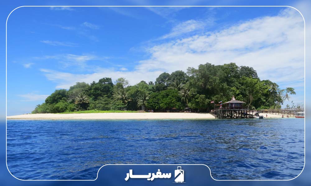 جزیره سرسبز با آب دریای شفاف سیپادان در مالزی
