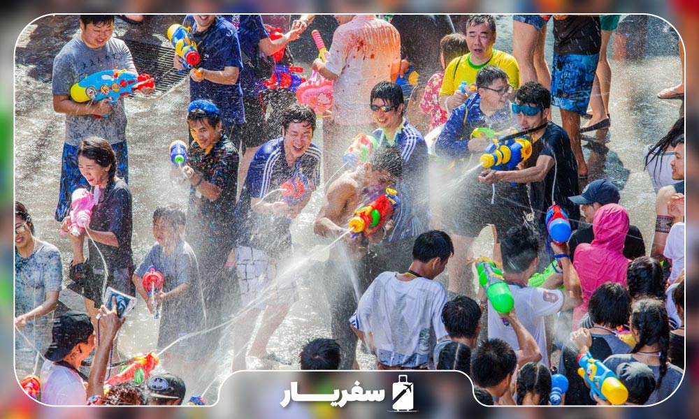 آب بازی شهرواندان و گردشگران در جشنواره سونگکران پاتایا