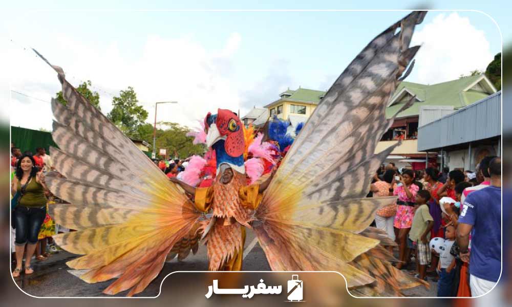 جشنواره سرگرم کننده کارناوال با لباس پرنده در سیشل