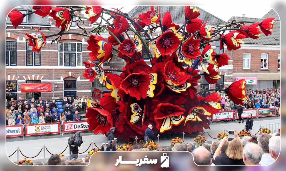 گل رز غول پیکر در فستیوال رژه گل‌ها در شهر زوندرت هلند